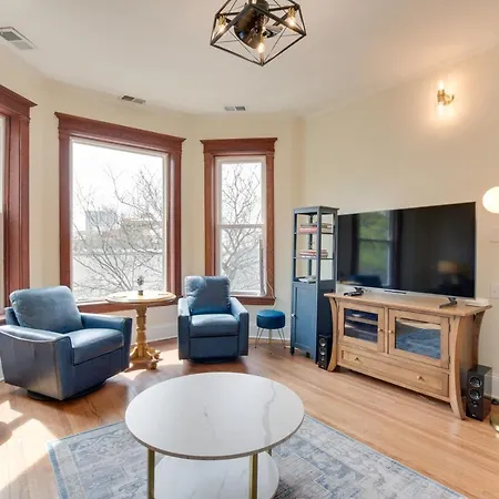Chic About 1 Mi To Wrigley Field! Apartment
