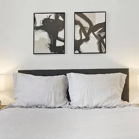 Great Location-lincoln Park/wrigleyville +parking!