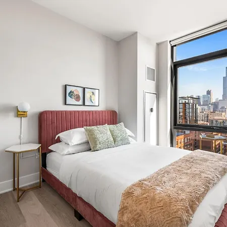 Avra Stylish Prime West Loop Location Near Union Park Apartment
