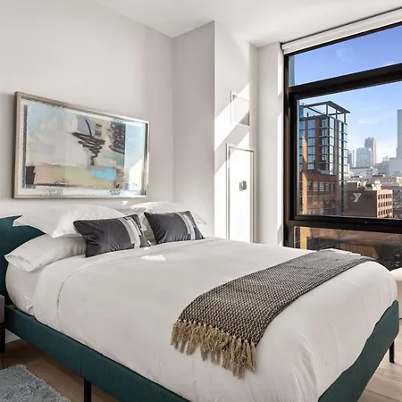 Avra Stylish Prime West Loop Location Near Union Park Apartment