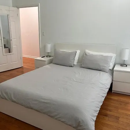 Adorable 2 Bedroom With Free Street Parking Apartment *