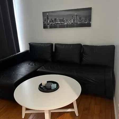 Adorable 2 Bedroom With Free Street Parking * Chicago
