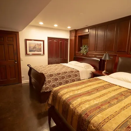 Inspiring Grotto Sleeps 10-20 Free Tv & Parking Chicago