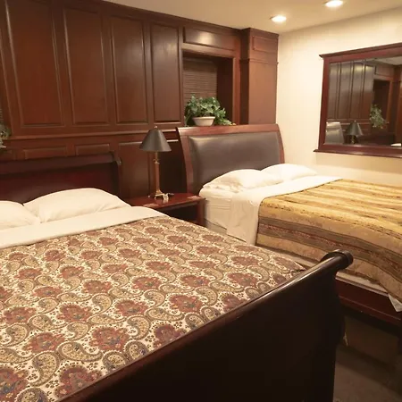 Inspiring Grotto Sleeps 10-20 Free Tv & Parking *