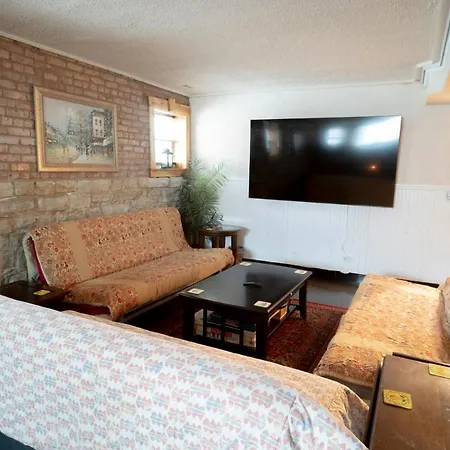 Apartment Inspiring Grotto Sleeps 10-20 Free Tv & Parking