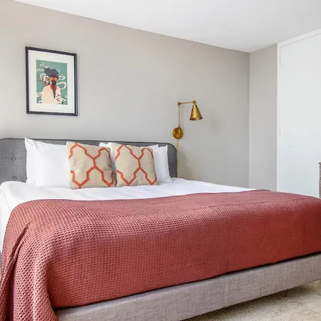 Gold Coast 3br W Gym Roof Nr Water Tower Chi-391 *