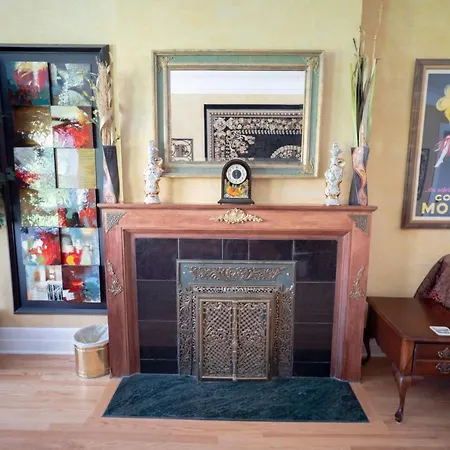Sleeps 10-20 Free Tv & Parking Chicago