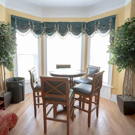 Apartment Sleeps 10-20 Free Tv & Parking