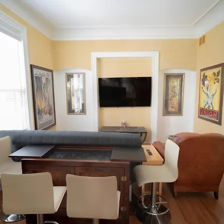 Apartment Sleeps 10-20 Free Tv & Parking