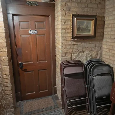 Apartment Inspiring Grotto Sleeps 10-20 Free Tv & Parking Chicago