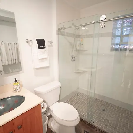 Inspiring Grotto Sleeps 10-20 Free Tv & Parking *