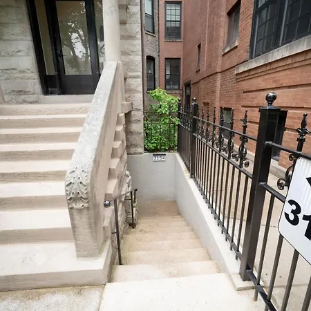 Apartment Inspiring Grotto Sleeps 10-20 Free Tv & Parking Chicago