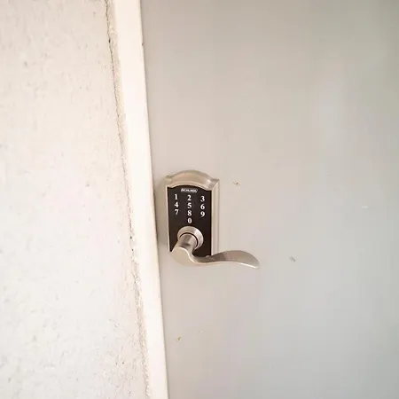 Apartment Inspiring Grotto Sleeps 10-20 Free Tv & Parking