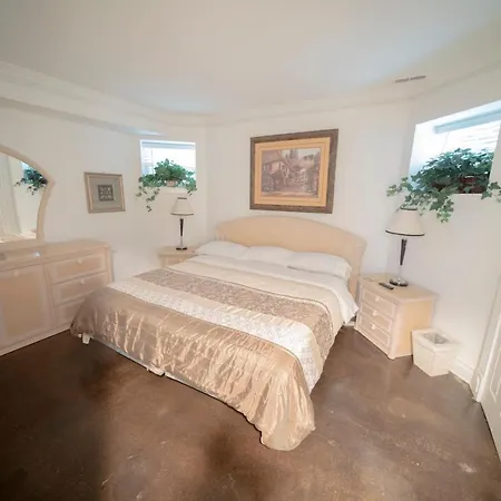 Inspiring Grotto Sleeps 10-20 Free Tv & Parking * Chicago