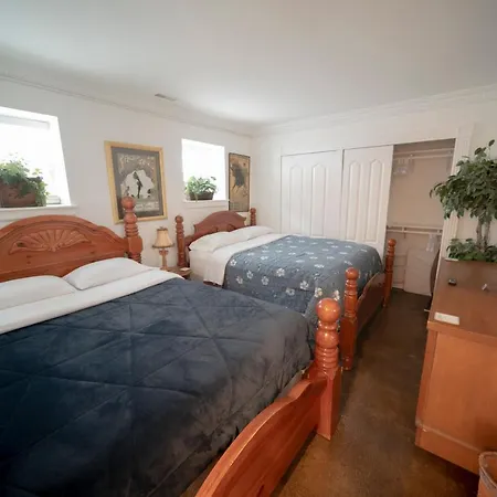 Inspiring Grotto Sleeps 10-20 Free Tv & Parking Apartment *