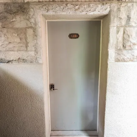 Apartment Inspiring Grotto Sleeps 10-20 Free Tv & Parking Chicago