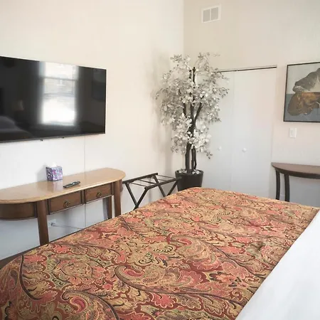 Sleeps 10-20 Free Tv & Parking Apartment