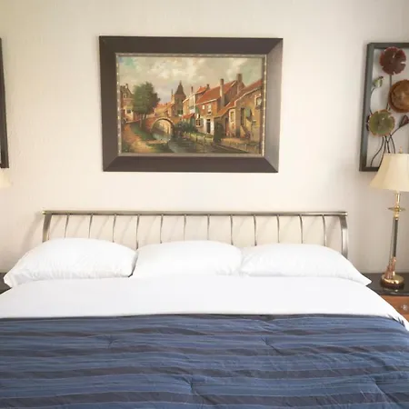 Sleeps 10-20 Free Tv & Parking Apartment