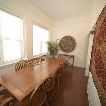 Stone Mansion Sleeps 10-20 Free Tv & Parking