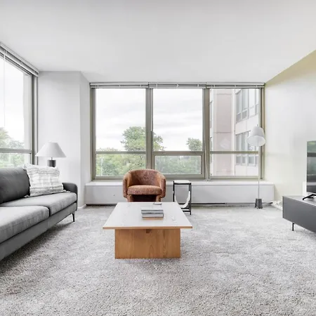 Lakeview 2br W Deck Pool Gym Nr Lincoln Park Chi-716 Chicago