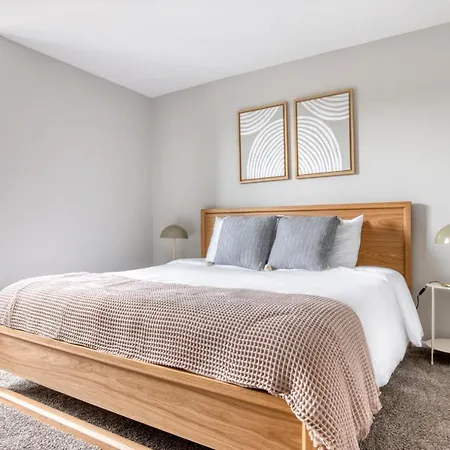 Lakeview 2br W Deck Pool Gym Nr Lincoln Park Chi-716 *