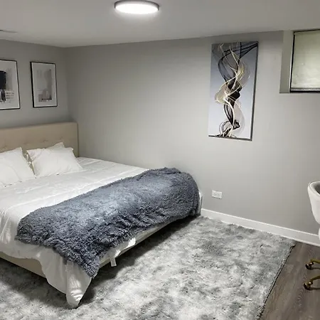 Modern 3 Bedroom Close To Downtown Apartment *