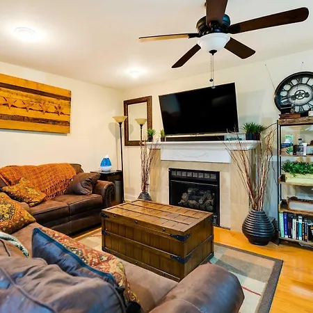 Pet-friendly Vacation Near Downtown Apartment