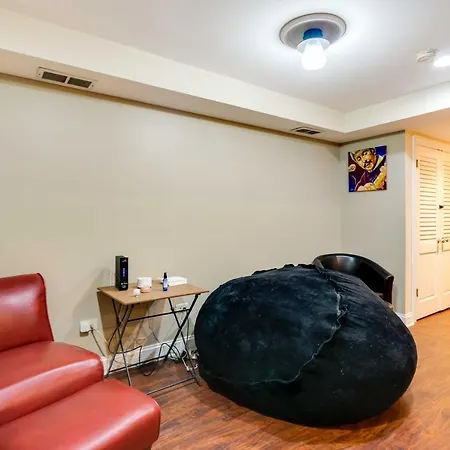 Apartment Pet-friendly Vacation Near Downtown Chicago