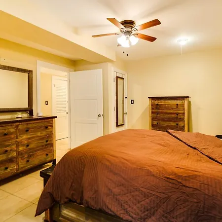 Pet-friendly Vacation Near Downtown Apartment *