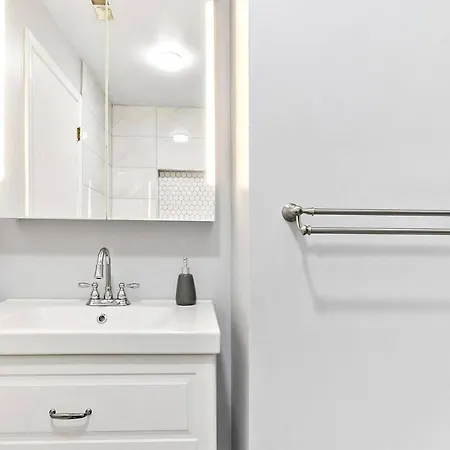 Logan Square - 2b:1b With Den *