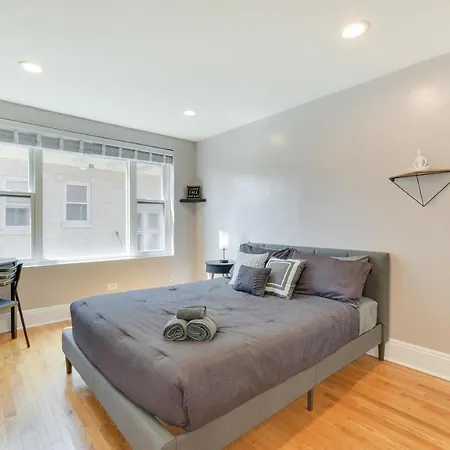 Urban Vacation Near Beach! Apartment
