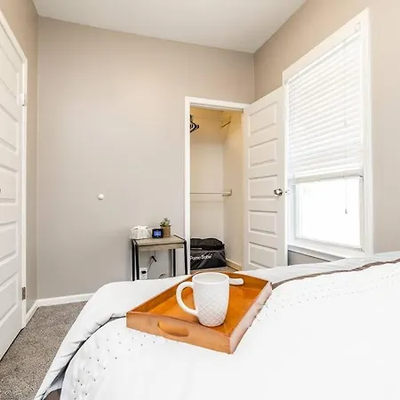 Light And Bright 3 Bedroom Duplex In Avondale,
