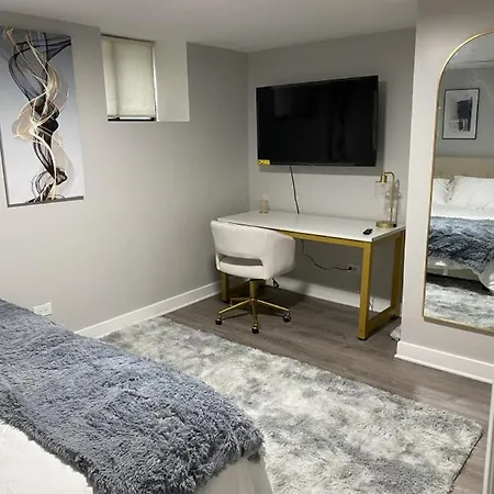 Modern 3 Bedroom Close To Downtown *