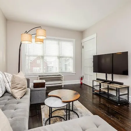Light And Bright 3 Bedroom Duplex In Avondale, * Chicago