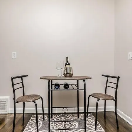 Light And Bright 3 Bedroom Duplex In Avondale, Apartment Chicago