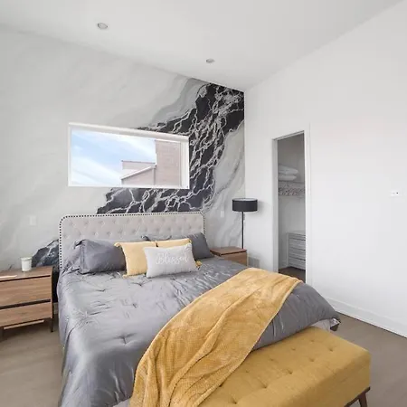 Apartment 4-bedroom Penthouse W/ 2 Large Balconies & Rooftop Chicago