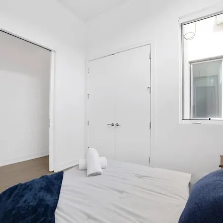 4-bedroom Penthouse W/ 2 Large Balconies & Rooftop Apartment *