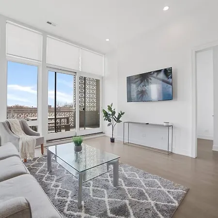 4-bedroom Penthouse W/ 2 Large Balconies & Rooftop Apartment