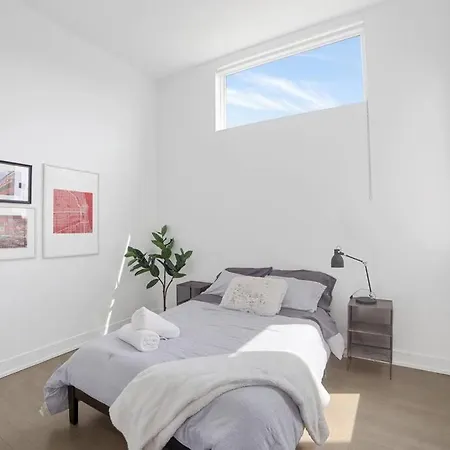 4-bedroom Penthouse W/ 2 Large Balconies & Rooftop Chicago