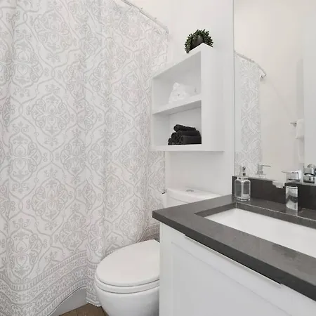 4-bedroom Penthouse W/ 2 Large Balconies & Rooftop Apartment