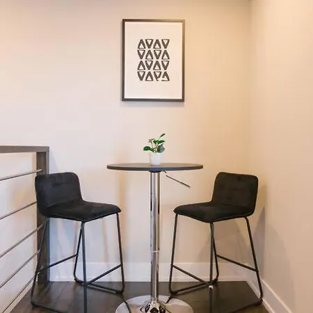 Magnificent New W/8 Beds & Free Parking Chicago