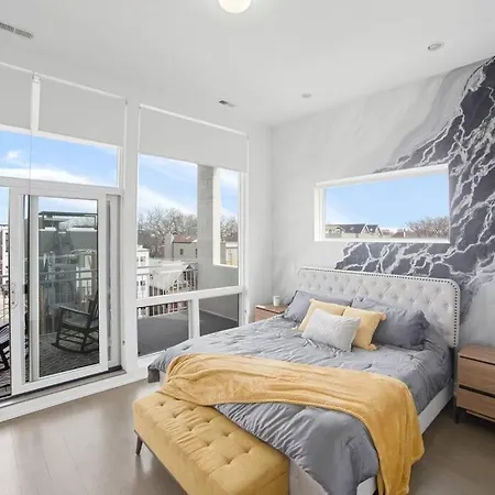 Apartment 4-bedroom Penthouse W/ 2 Large Balconies & Rooftop *