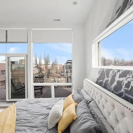 4-bedroom Penthouse W/ 2 Large Balconies & Rooftop * Chicago