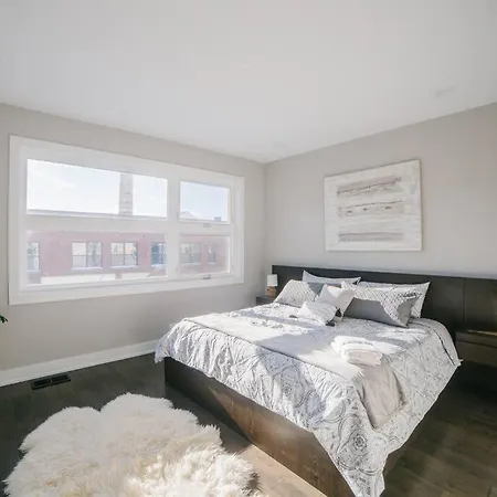 Magnificent New W/8 Beds & Free Parking Chicago