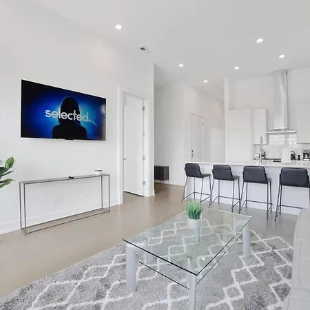 4-bedroom Penthouse W/ 2 Large Balconies & Rooftop * Chicago