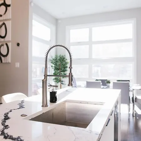 Magnificent New W/8 Beds & Free Parking *