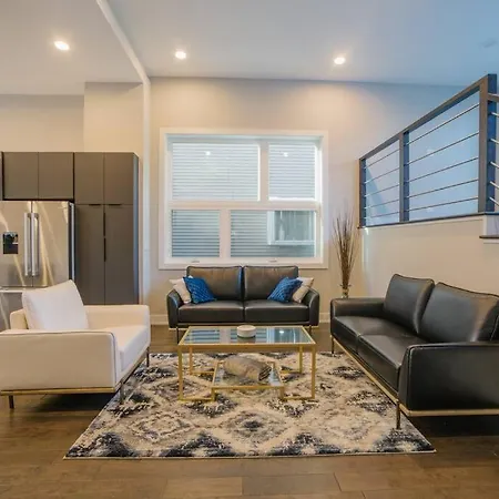 Magnificent New W/8 Beds & Free Parking Chicago