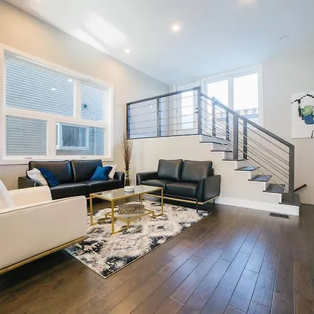 Magnificent New W/8 Beds & Free Parking Holiday home