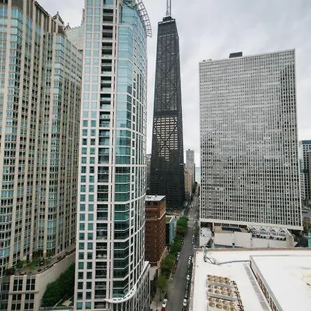 Gold Coast Luxury W/rooftop Pool & Gym Apartment *