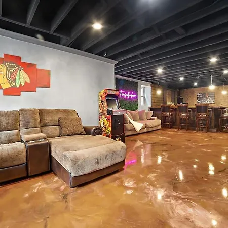 Mid-century Gem Steps From United Center 4* Chicago